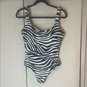Tigerlily Monochrome Patterned Swimwear size medium/ preowned